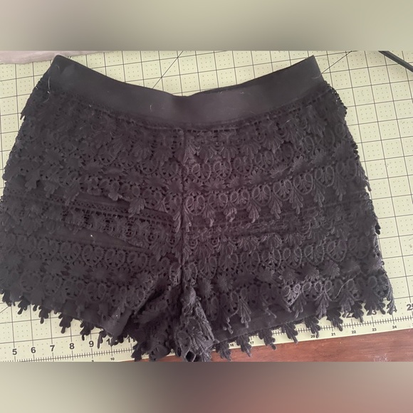 Black shorts with lace fringe - Picture 2 of 2